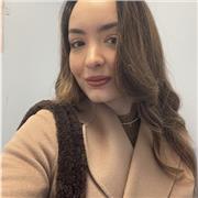 Laureata cum laude in giurisprudenza impartisce lezioni a studenti con focus nelle materie di diritto privato e commerciale